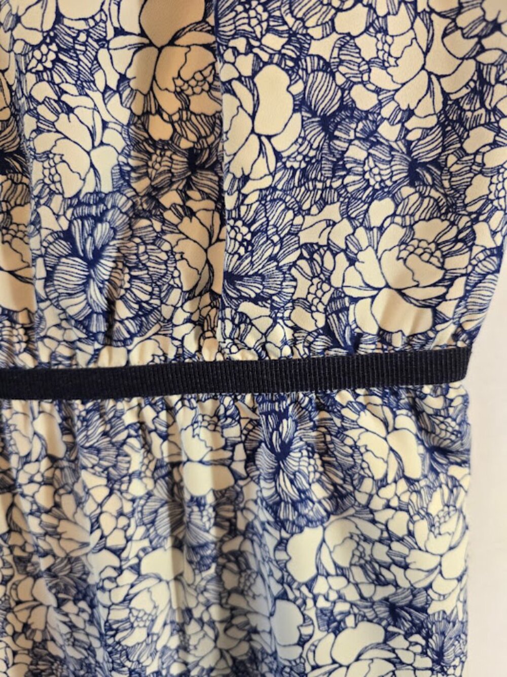 BLUE WHITE CAP SLEEVE DRESS LOFT SIZE 8 ELASTIC WAIST LIGHTWEIGHT - Picture 4 of 7